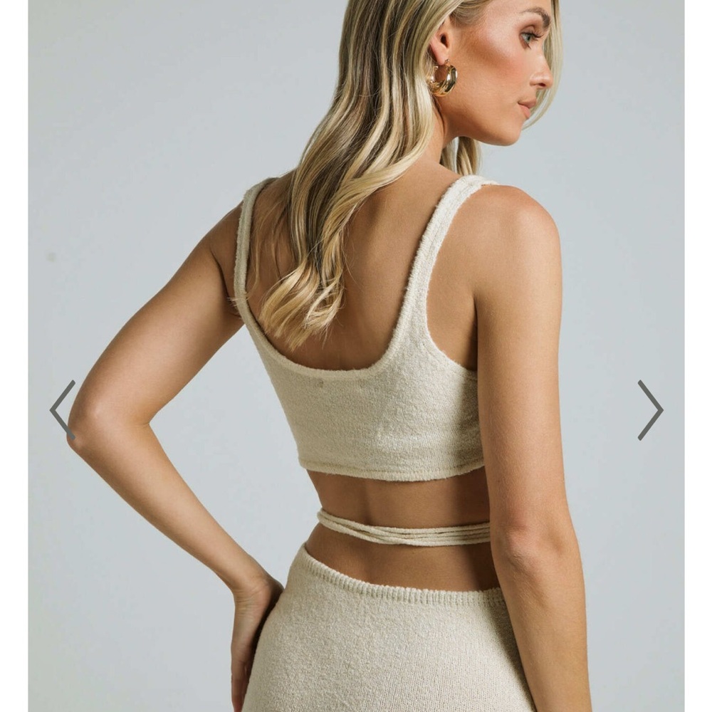 CHILIE MIDI DRESS - SCOOP NECK CUT OUT DETAIL SLEEVELESS BODYCON KNIT IN NATURAL